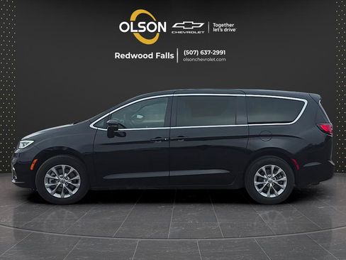 Used 2025 Chrysler Pacifica Select AWD/4WD image 3