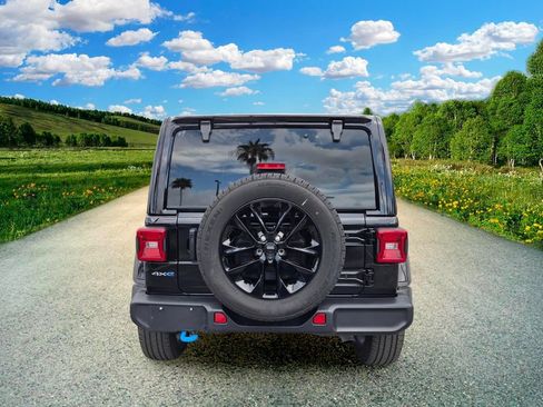 Used 2024 Jeep Wrangler Unlimited Sahara w/ Technology Group AWD/4WD image 5