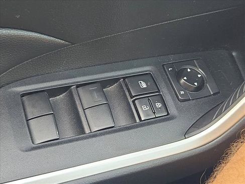 Used 2021 Toyota RAV4 XLE w/ Convenience Package FWD image 16