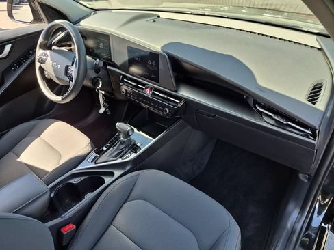 Used 2025 Kia Niro LX FWD image 32