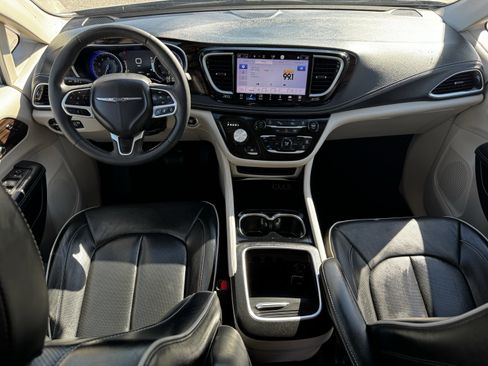 Used 2023 Chrysler Pacifica Limited image 15