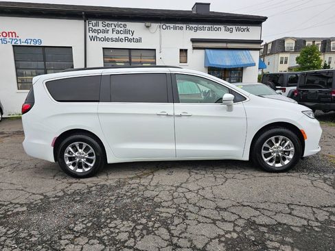 Used 2022 Chrysler Pacifica Touring-L AWD/4WD image 4