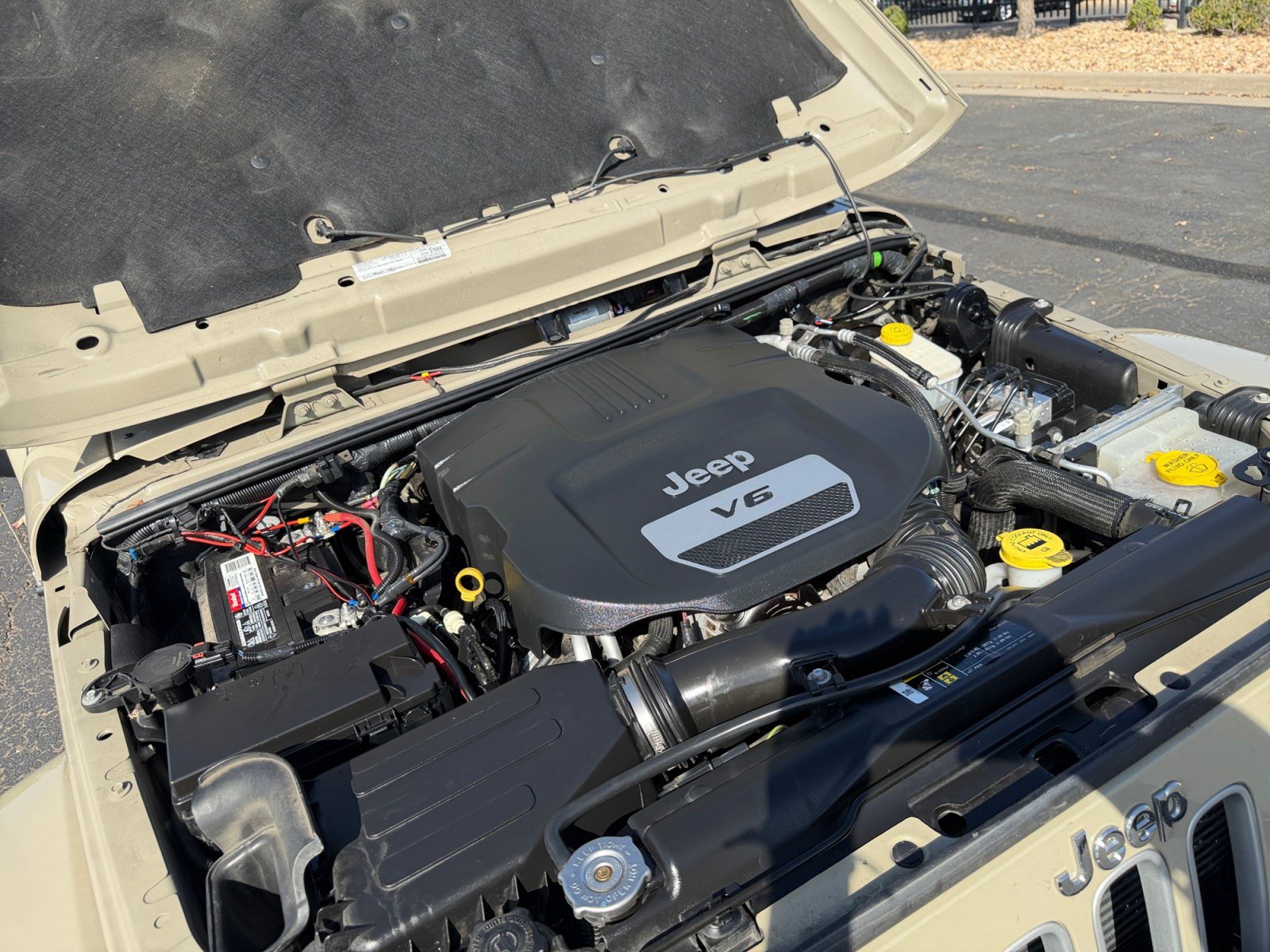 Used 2018 Jeep Wrangler Unlimited Sahara w/ Connectivity Group AWD/4WD image 21