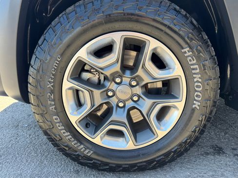 Used 2019 Jeep Cherokee Trailhawk AWD/4WD image 26
