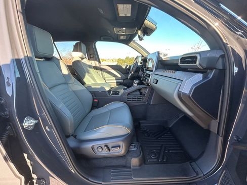 Used 2025 Toyota 4Runner Trailhunter image 31