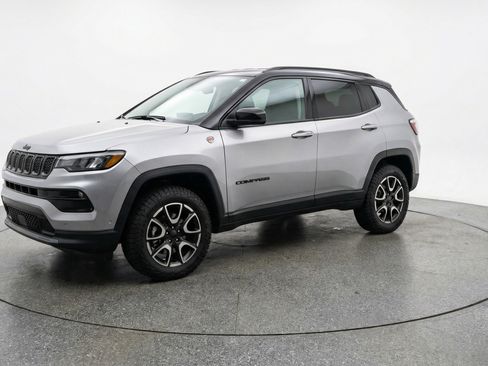 Used 2025 Jeep Compass Trailhawk AWD/4WD image 3