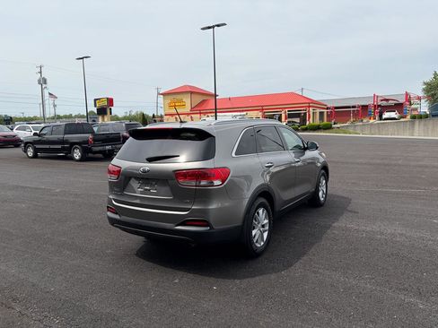 Used 2017 Kia Sorento AWD image 3