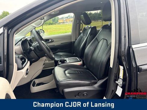 Used 2022 Chrysler Pacifica Touring-L FWD image 13