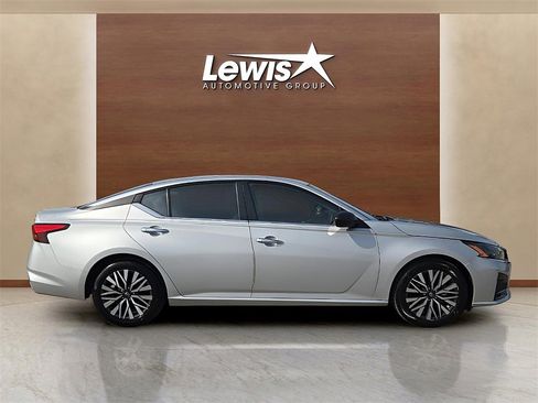 Used 2024 Nissan Altima 2.5 SV image 5