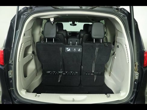 Used 2018 Chrysler Pacifica Touring-L w/ Premium Audio Group FWD image 12