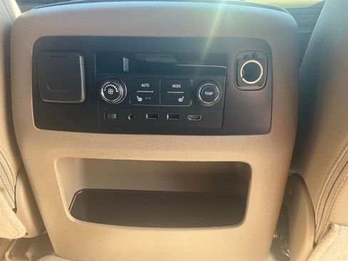 Used 2019 Chevrolet Suburban Premier image 22