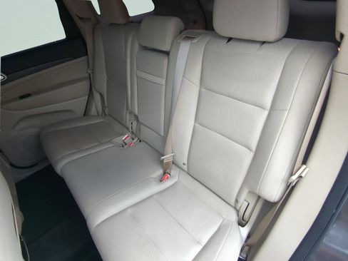 Used 2019 Jeep Grand Cherokee Laredo RWD image 9