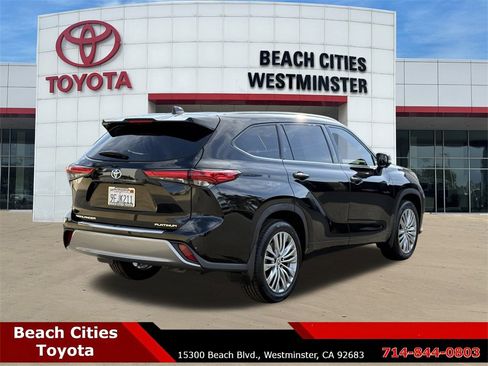 Used 2023 Toyota Highlander Platinum image 12