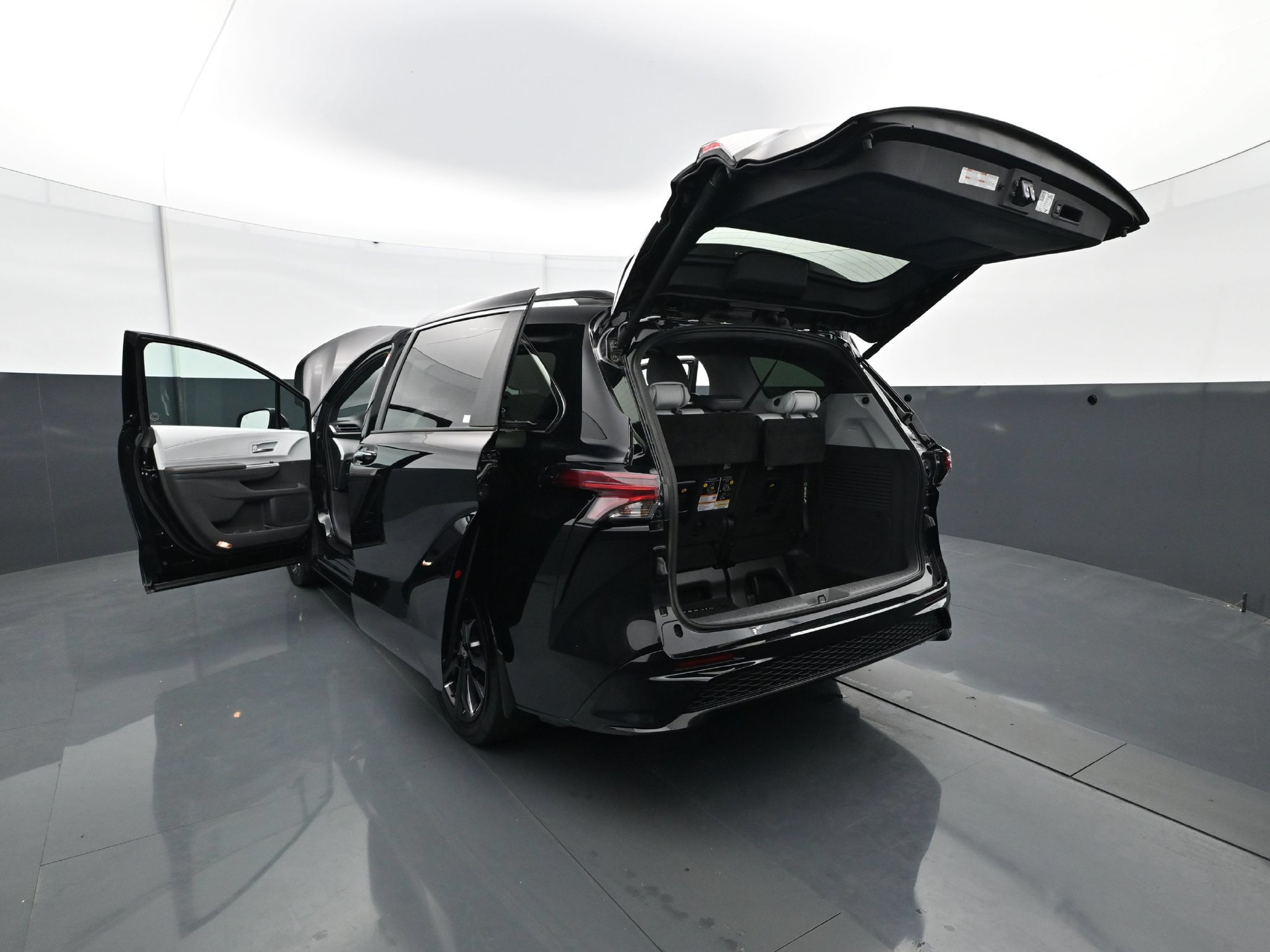 Used 2022 Toyota Sienna XSE FWD image 33