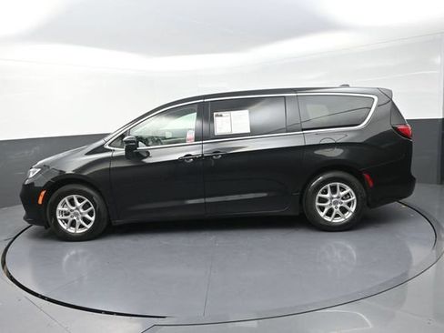 Used 2023 Chrysler Pacifica Touring-L FWD image 6