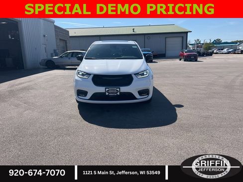 New 2026 Chrysler Pacifica Select image 5