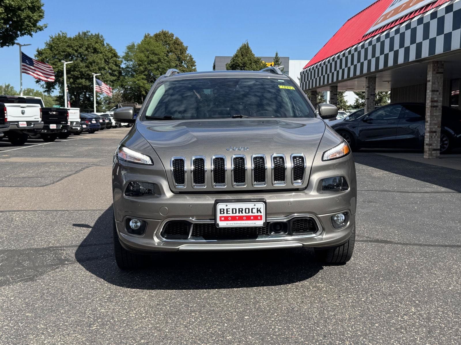 Used 2017 Jeep Cherokee Overland w/ Technology Group AWD/4WD image 2