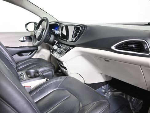 Used 2022 Chrysler Pacifica Touring-L FWD image 14