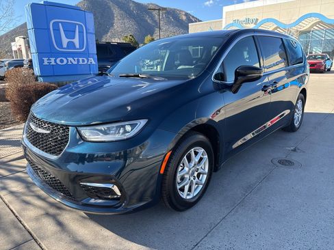 Used 2025 Chrysler Pacifica Select image 1