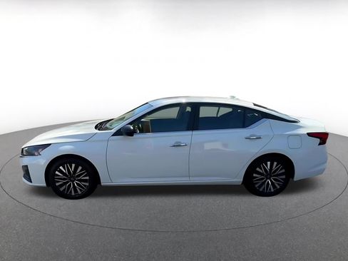 Used 2025 Nissan Altima 2.5 SV FWD image 9