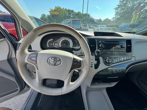 Used 2013 Toyota Sienna SE FWD image 17