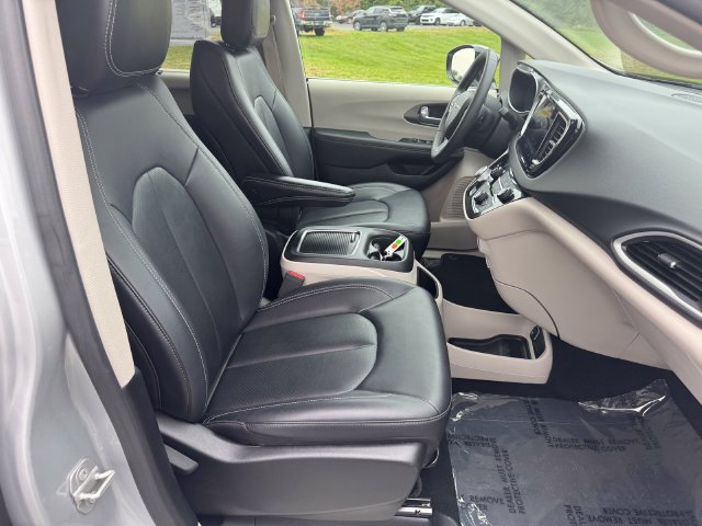 Certified 2024 Chrysler Pacifica Touring-L FWD image 14
