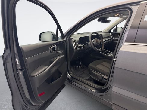 Used 2025 Kia Sorento LX FWD image 9