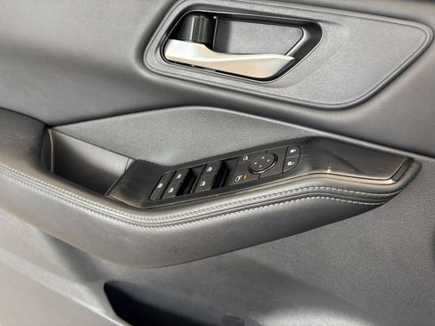 Used 2025 Nissan Rogue SV FWD image 18