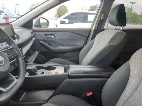 Used 2023 Nissan Rogue SV image 2