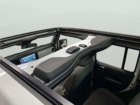 Used 2025 Jeep Wrangler Unlimited Sahara w/ Safety Group image 23