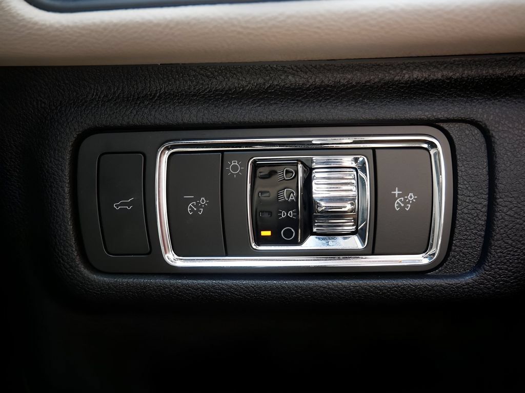Used 2025 Lincoln Corsair Reserve FWD image 16