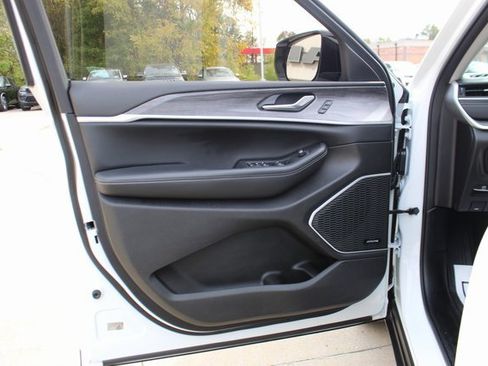 Used 2022 Jeep Grand Cherokee L Limited image 8