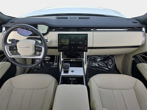 Certified 2025 Land Rover Range Rover SE image 9