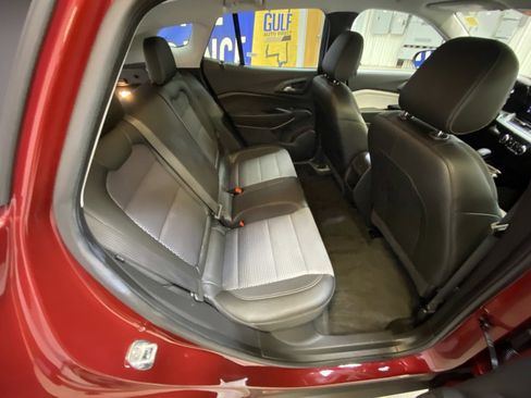 Used 2025 Chevrolet Trax LT w/ LT Convenience Package FWD image 27