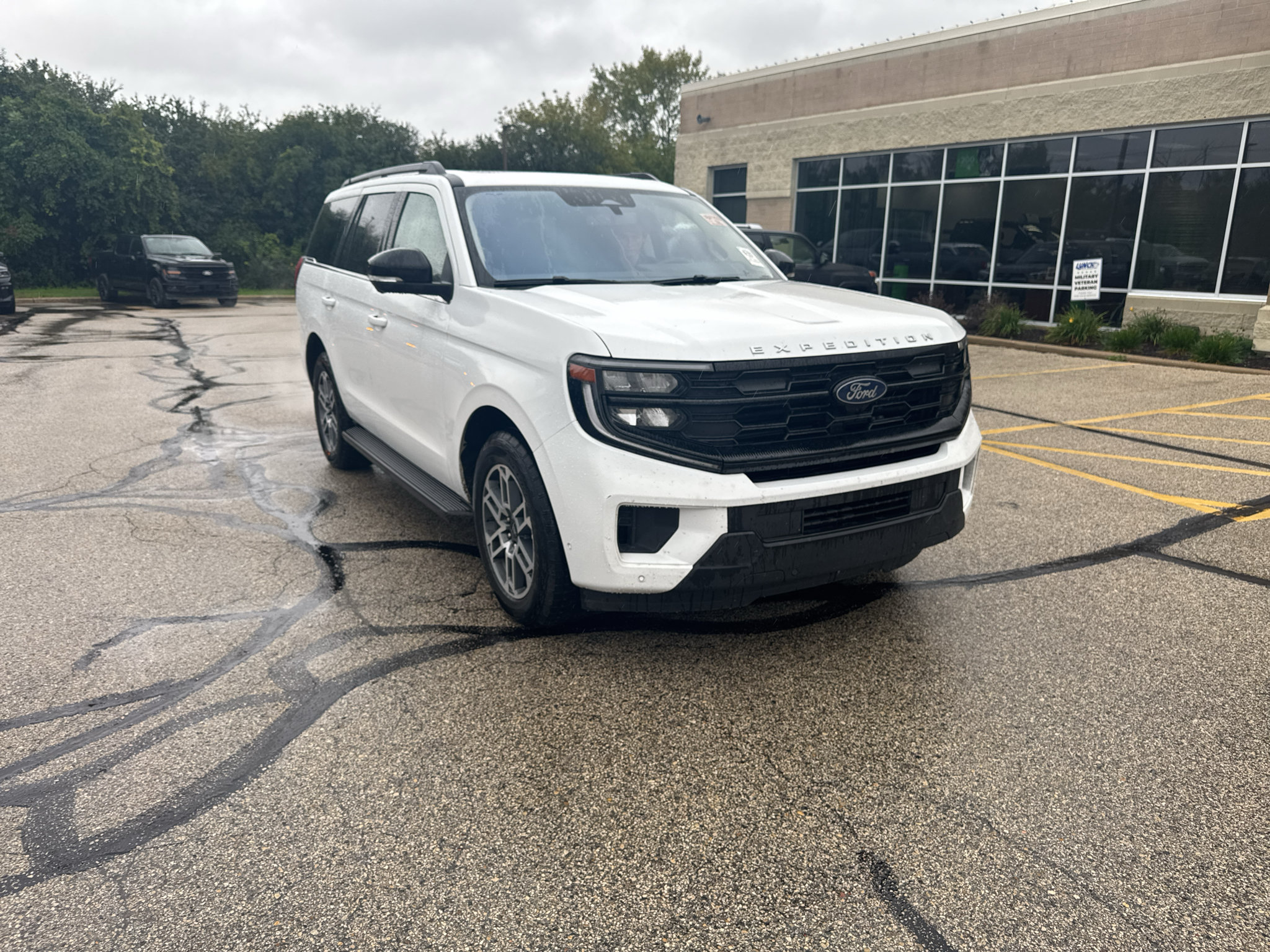 Used 2025 Ford Expedition Active AWD/4WD image 3