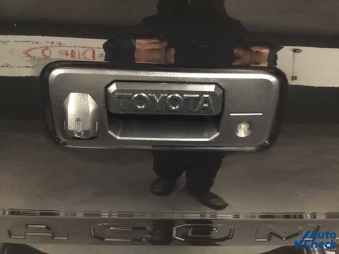 Used 2017 Toyota Tacoma SR5 image 18
