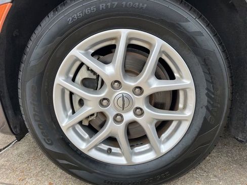 Used 2023 Chrysler Pacifica Touring-L FWD image 8