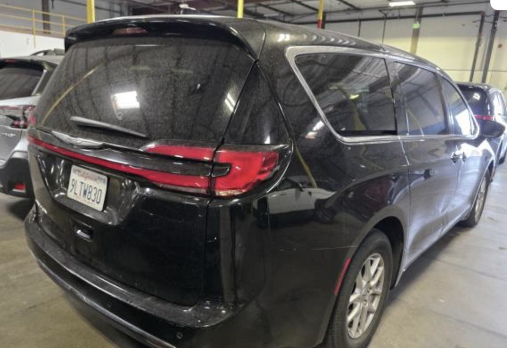 Used 2025 Chrysler Pacifica Select FWD image 2
