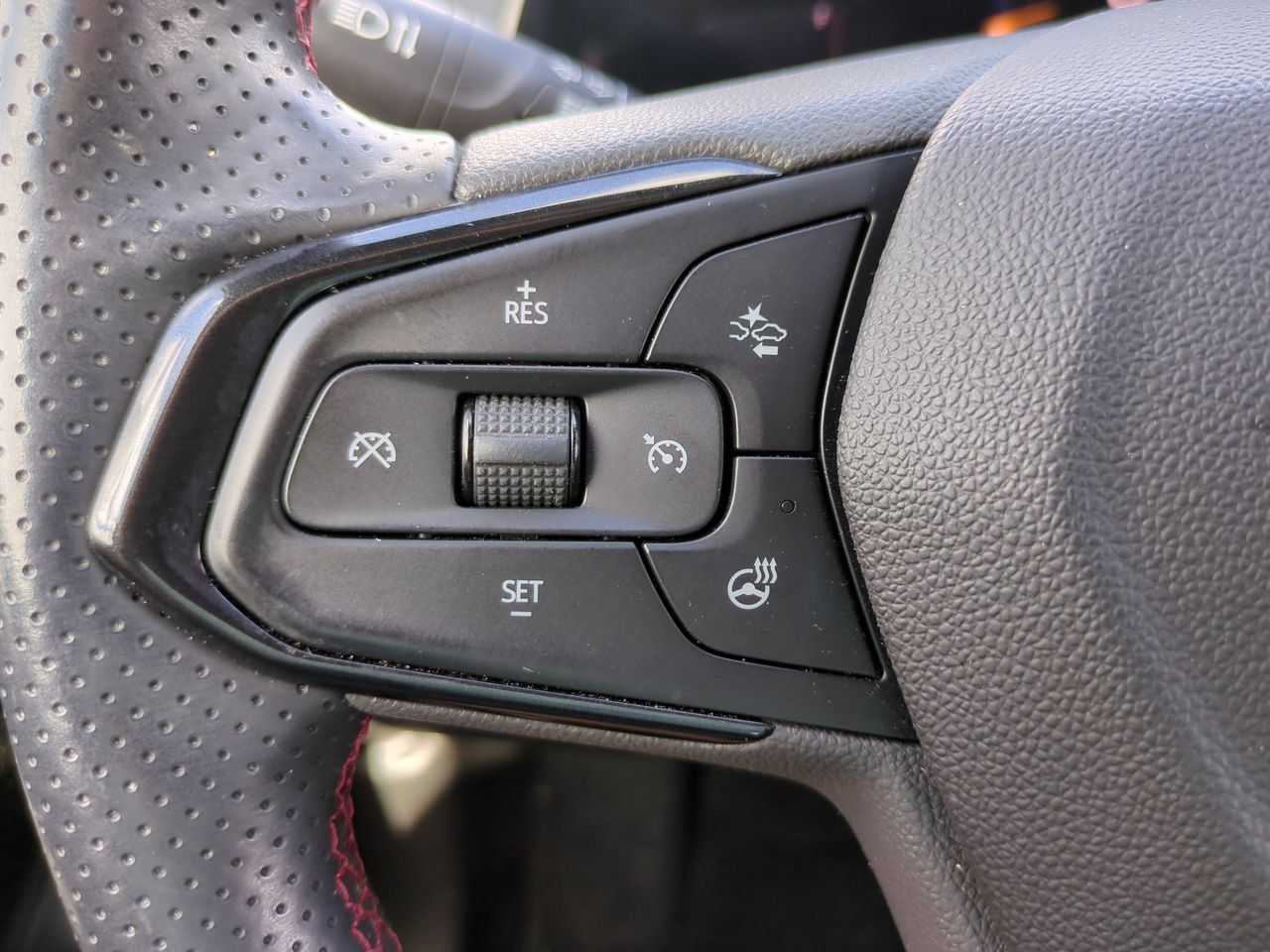 Used 2024 Chevrolet Trax RS w/ Sunroof Package FWD image 22