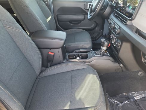 Used 2025 Jeep Gladiator Sport image 11