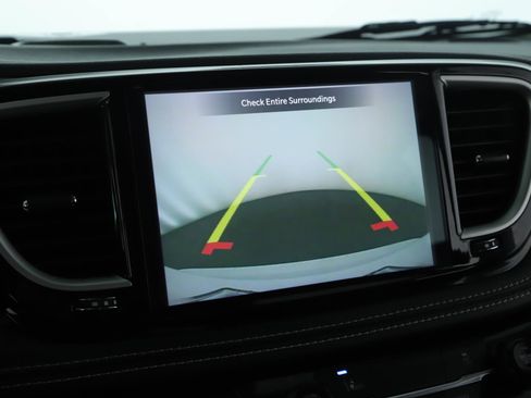 Used 2022 Chrysler Pacifica Touring-L image 12