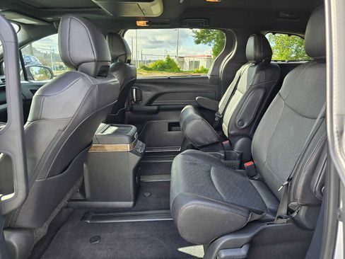 Used 2025 Toyota Sienna Platinum image 15