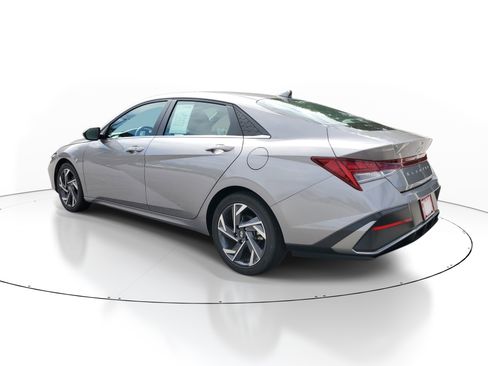 Used 2025 Hyundai Elantra SEL FWD image 4