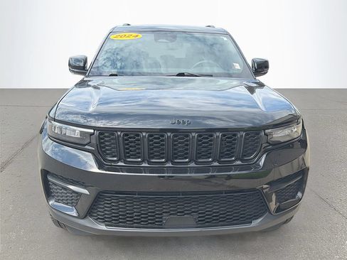 Used 2024 Jeep Grand Cherokee Altitude AWD/4WD image 9