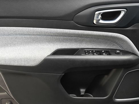 Used 2022 Jeep Compass Latitude image 13