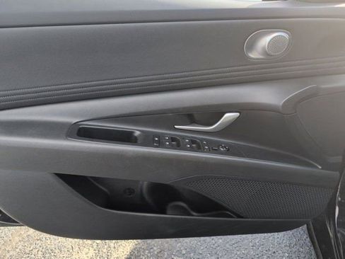 Used 2025 Hyundai Elantra SEL FWD image 11