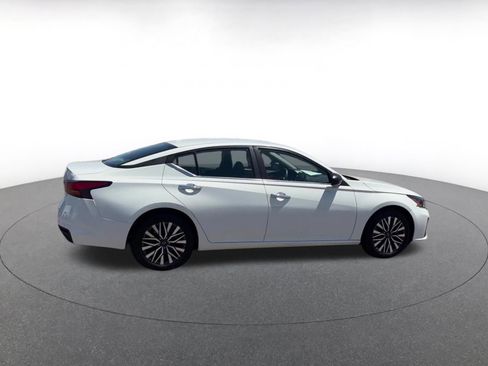 Used 2025 Nissan Altima 2.5 SV FWD image 14