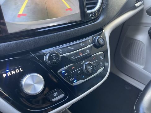 Used 2023 Chrysler Pacifica Touring-L FWD image 29