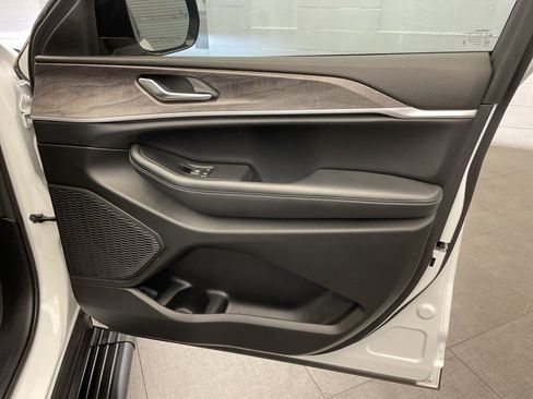 Certified 2023 Jeep Grand Cherokee Limited image 28