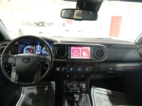 Used 2020 Toyota Tacoma TRD Sport image 25